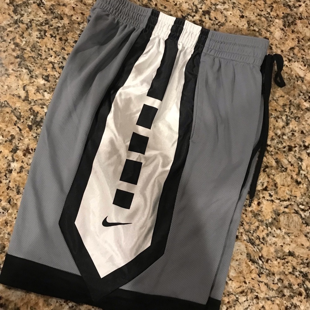 👟NIKE DRI FIT Shorts - Picture 2 of 7